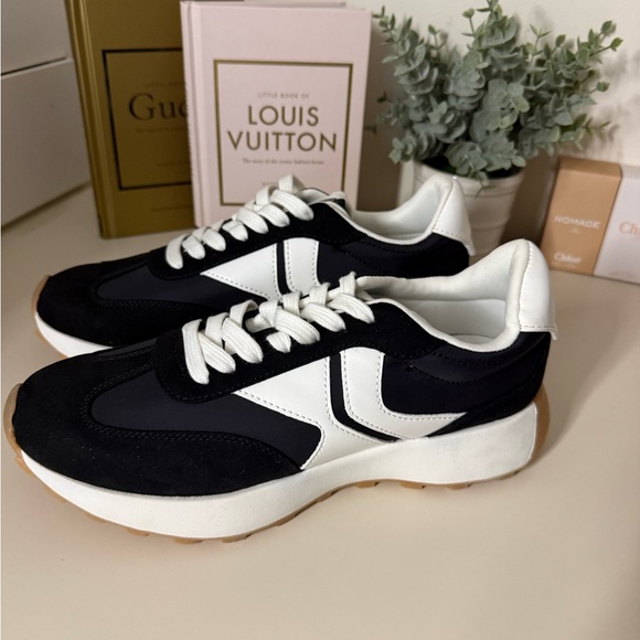 Steve Madden Kendrick Shoes - Women’s size 9 - Black & White - Picture 2 of 4